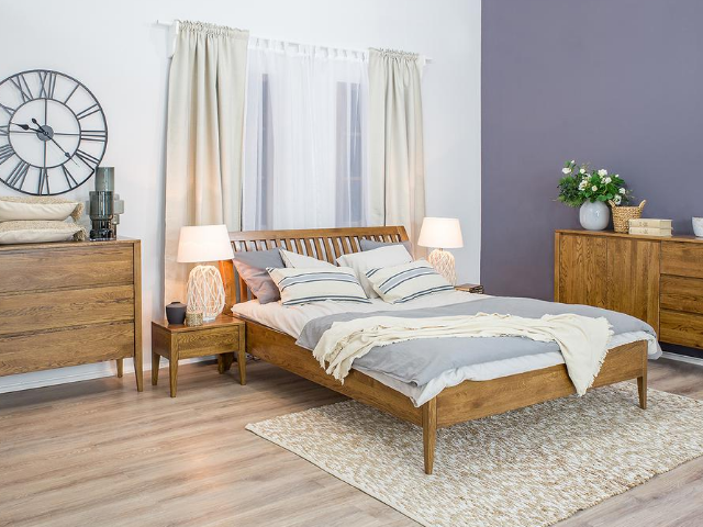 Łóżka dębowe a aranżacja sypialni – w jakich wnętrzach się sprawdzą?