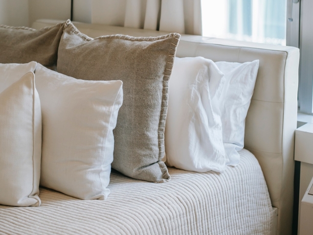 Czym się różni łóżko kontynentalne od tapicerowanego?