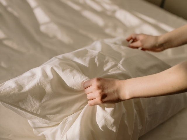Naturalne tkaniny w poduszkach i kołdrach - jakie wybrać i dlaczego?